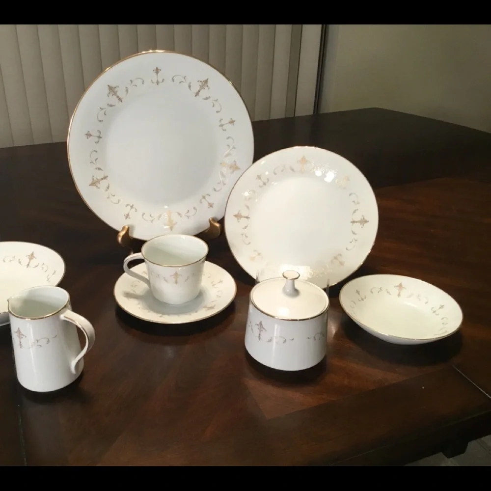 NORITAKE COURTNEY VINTAGE DINNER  8 PLACE‎ SETTING + 4 PC HOST SERVICE